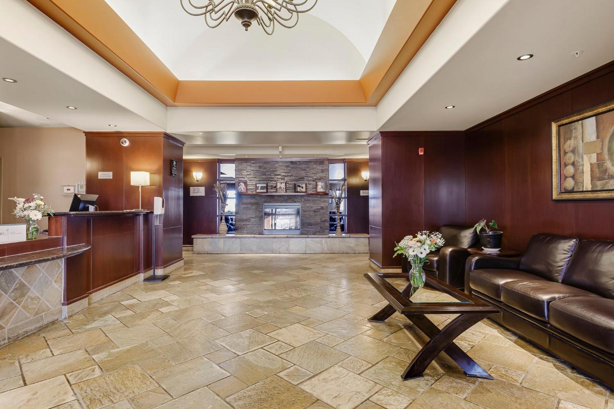Holiday Inn Express & Suites Whitecourt By Ihg Eksteriør billede